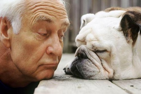 uomo anziano con cane
